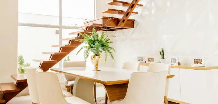 intérieur clair d'une maison avec escalier en bois